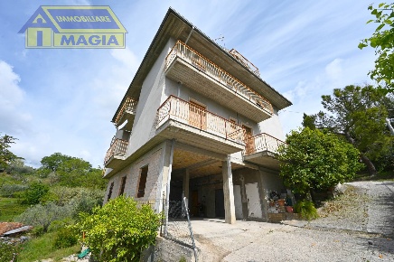Foto Casa indipendente a Colli del Tronto Centro di 260 m² con 5 locali