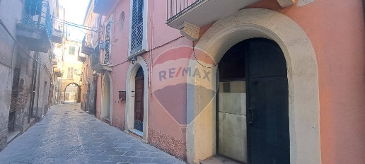Foto Appartamento in Via Umberto I, Lanciano Centro di 218 m² con 6 locali