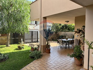 Foto Villa unifamiliare a Francavilla al Mare Centro di 212 m² con 7 locali