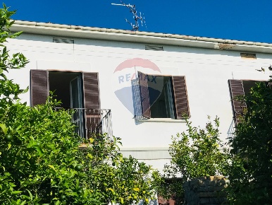 Foto Casa indipendente in Via Casone, Fossacesia di 177 m² con 4 locali