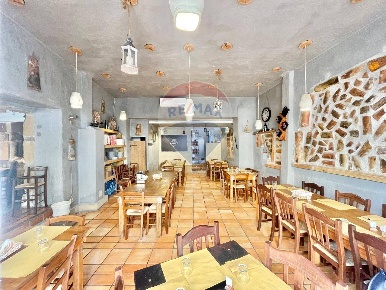 Foto Locale commerciale in Via Vincenzo Madonia, Terrasini Centro di 85 m²