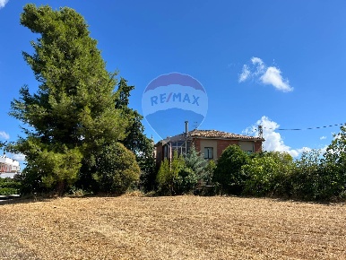 Foto Casa indipendente a Lanciano di 370 m² con 13 locali in vendita