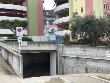 Foto Box in Via del Mare, Lanciano Centro di 39 m² con 1 locali in vendita