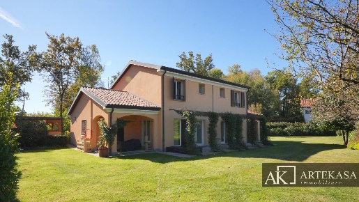 Foto Villa unifamiliare in Via Sant'Isidoro, Bogogno di 365 m² con 7 locali