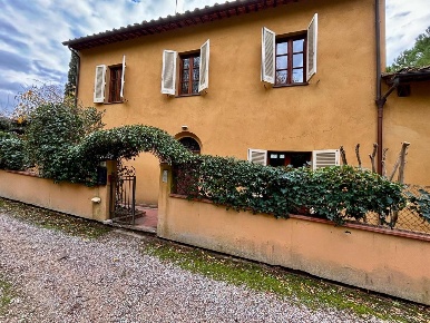 Foto Villa unifamiliare a Palaia di 160 m² con 7 locali in vendita