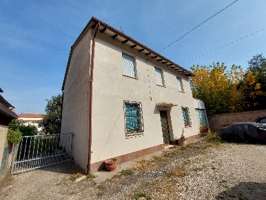 Foto Casa indipendente in via Correcchio 106, Imola di 203 m² con 6 locali