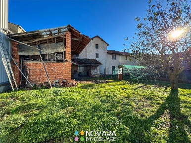 Foto Rustico a Caltignaga di 427 m² con 6 locali in vendita