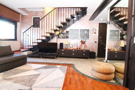 Foto Appartamento a Monza di 180 m² con 4 locali in vendita