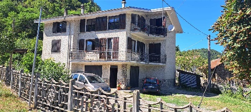 Foto Villa bifamiliare a Gottasecca Centro di 226 m² con 5 locali