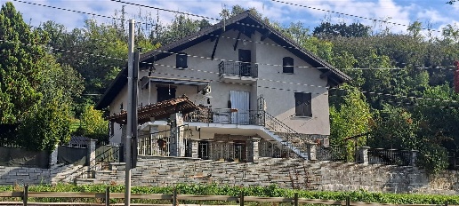 Foto Villa bifamiliare a Ponti di 310 m² con 11 locali in vendita
