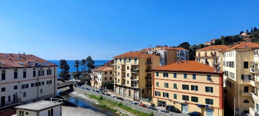 Foto Appartamento in Via de Tommaso, Imperia Porto Maurizio di 210 m²