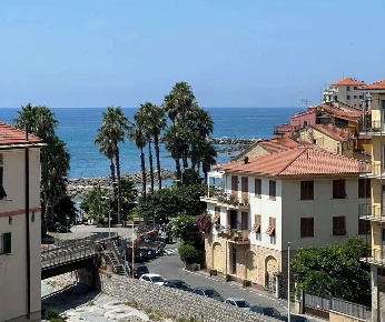 Foto Appartamento in Via de Tommaso, Imperia Porto Maurizio di 210 m²