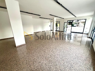 Foto Locale commerciale in Via Malta 4, Alba Adriatica Lungomare Marconi