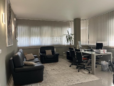 Foto Ufficio in Via Romana, Lucca San Filippo di 120 m² con 5 locali