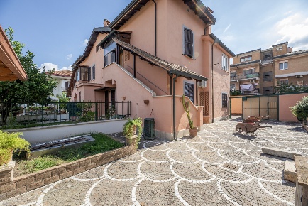 Foto Appartamento in Via Corigliano Calabro, Roma Appio Claudio - Statuario