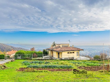 Foto Villa unifamiliare a Colle Brianza di 260 m² con 4 locali in vendita