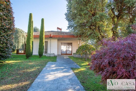 Foto Villa unifamiliare a Magnago di 284 m² con 4 locali in vendita