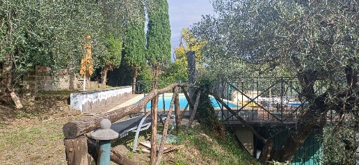 Foto Rustico a Collevecchio Centro di 178 m² con 8 locali in vendita