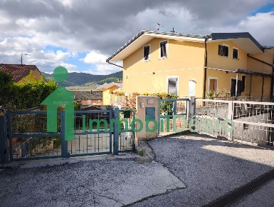 Foto Villa unifamiliare a Tito Zona Industriale di 140 m² con 8 locali