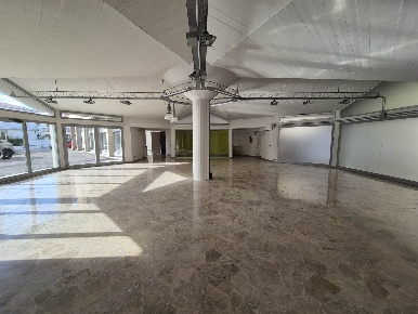 Foto Negozio a Empoli Masini - XX Settembre di 410 m² con 1 locali