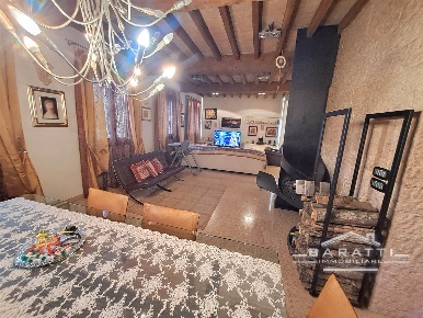 Foto Villa unifamiliare a Novi di Modena di 280 m² con 16 locali in vendita