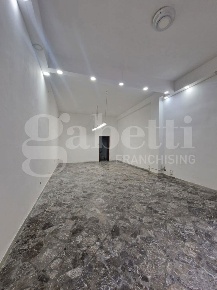 Foto Negozio in Via cavour 23, Brindisi Centro Storico di 55 m² in affitto