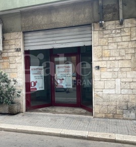 Foto Negozio in Viale S. Giovanni Bosco 149, Brindisi di 75 m² con 4 locali