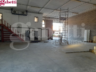 Foto Capannone industriale a Poggibonsi Bellavista di 350 m² con 5 locali