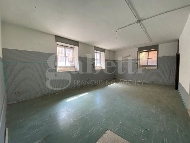 Foto Negozio in Meucci, Mugnano di Napoli Centro di 100 m² con 1 locali