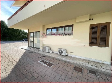 Foto Locale commerciale a Seravezza Vittoria Apuana di 39 m² con 1 locali