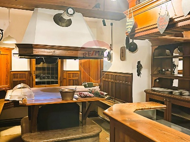 Foto Locale commerciale in Via Roma, Val di Zoldo Forno Di Zoldo di 100 m²