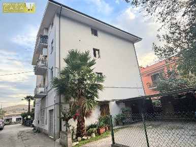 Foto Appartamento in Via Cesi, Teramo Centro di 74 m² con 3 locali