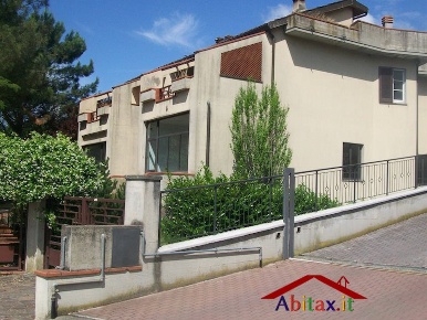 Foto Locale commerciale in VIA GRAZIA DELEDDA, Cavriglia di 700 m²