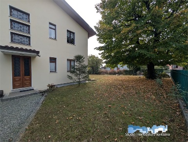 Foto Appartamento in VIA BERTOLOTTI, Ivrea di 103 m² con 4 locali