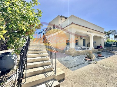 Foto Villa unifamiliare in fanusa, Siracusa Fanusa di 160 m² con 8 locali
