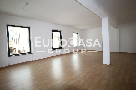 Foto Locale commerciale a Lucca Nave di 310 m² con 5 locali in affitto