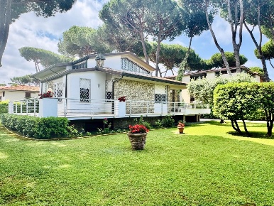 Foto Villa unifamiliare a Camaiore Lido di Camaiore di 240 m² con 8 locali