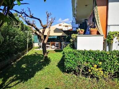 Foto Appartamento a Massa Marina di Massa Centro di 80 m² con 4 locali