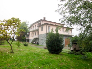 Foto Villa unifamiliare a Castana di 443 m² con 17 locali in vendita