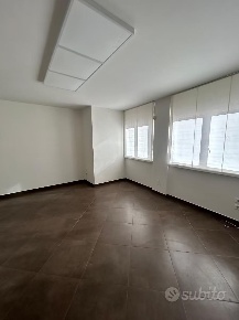 Foto Ufficio a Carrara Avenza di 26 m² con 2 locali in affitto