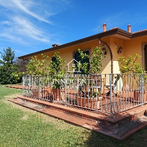 Foto Villa unifamiliare a Massa Centro di 380 m² con 14 locali in vendita