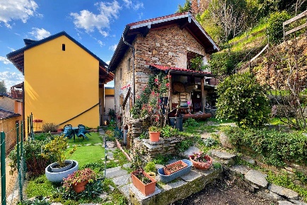 Foto Appartamento in Via Terzoli 22, Cossogno Centro di 90 m² con 4 locali