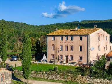 Foto Rustico a Massa Marittima di 634 m² con 21 locali in vendita