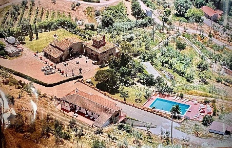 Foto Rustico a Reggello Centro di 350 m² con 12 locali in vendita