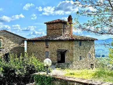 Foto Rustico a Reggello Centro di 950 m² con 12 locali in vendita