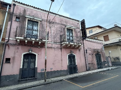 Foto Negozio in Via Francesco Crispi  171, Trecastagni di 230 m² in vendita