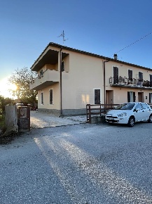 Foto Case semi ndipendenti in Via budino 11, Foligno di 230 m² con 8 locali