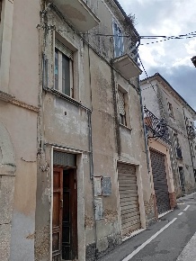 Foto Casa indipendente a Guardiagrele Centro di 201 m² con 10 locali