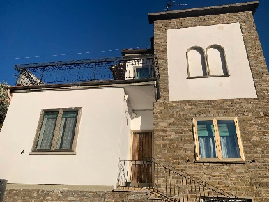 Foto Casa indipendente a Reggello Centro di 140 m² con 5 locali in vendita