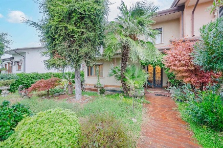 Foto Villa bifamiliare a Spinea Spinea Orgnano di 230 m² con 6 locali